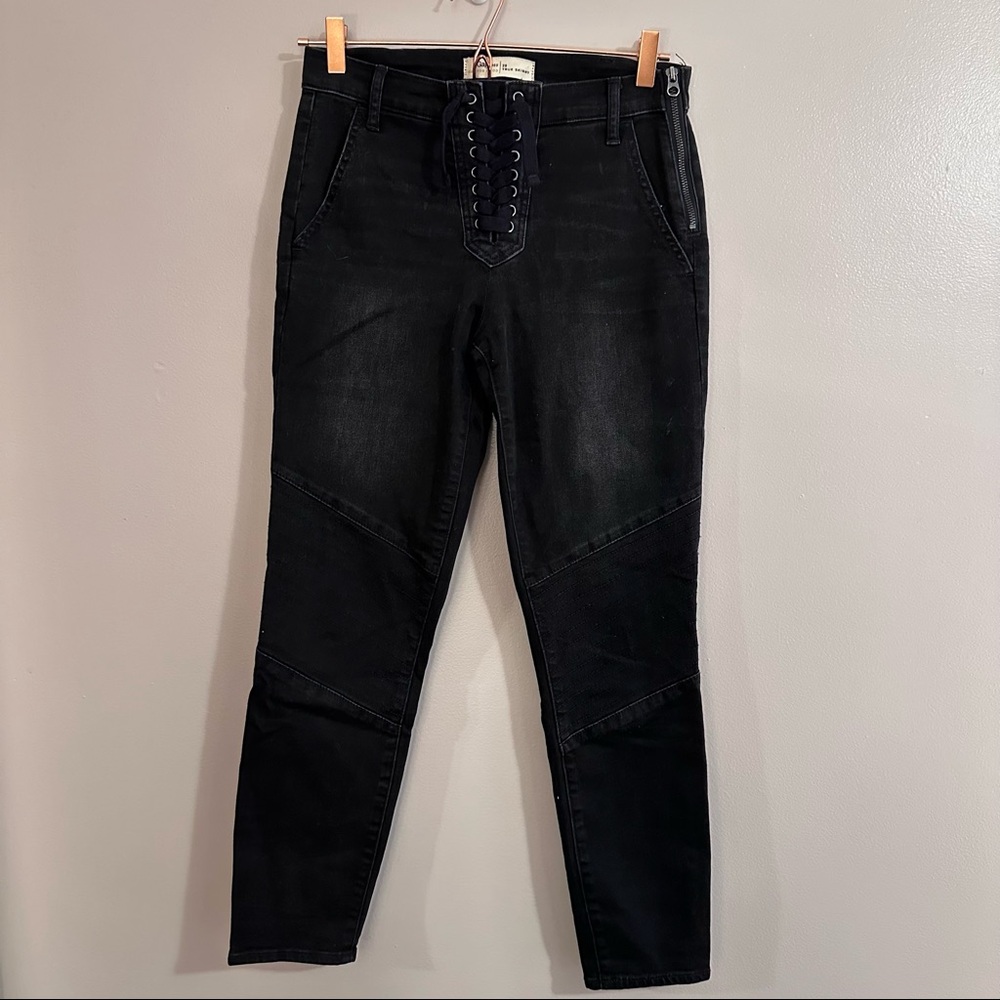 GAP black skinny jeans. Lace up front detail with side zipper closure.